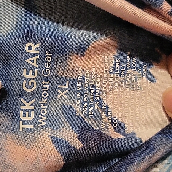 Like new Tek Gear top. - Picture 2 of 3
